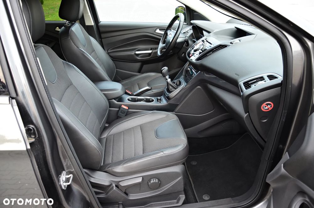 Ford Kuga 1.5 EcoBoost 2x4 Titanium - 36