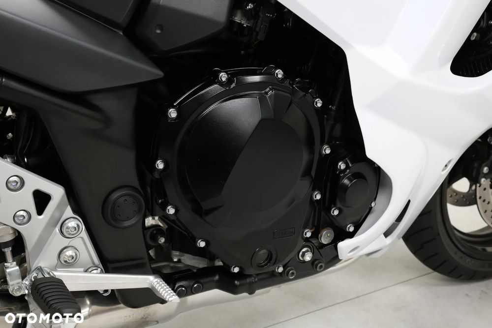 Suzuki GSX - 27