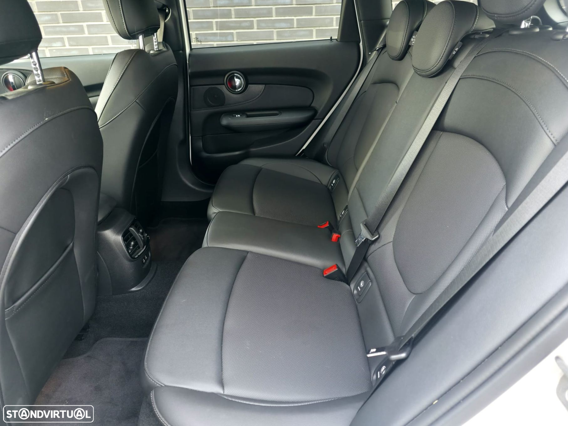 MINI Clubman Cooper D Premium Essential Auto - 32