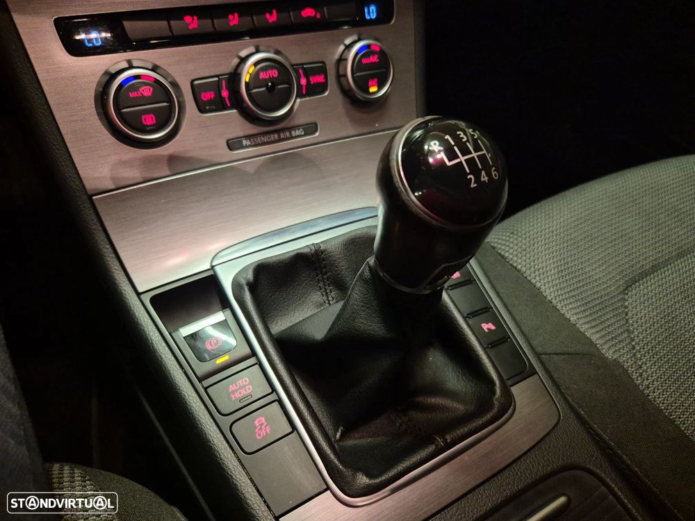 Volkswagen Passat Variant 1.6 TDI Confortline — fotografia 21