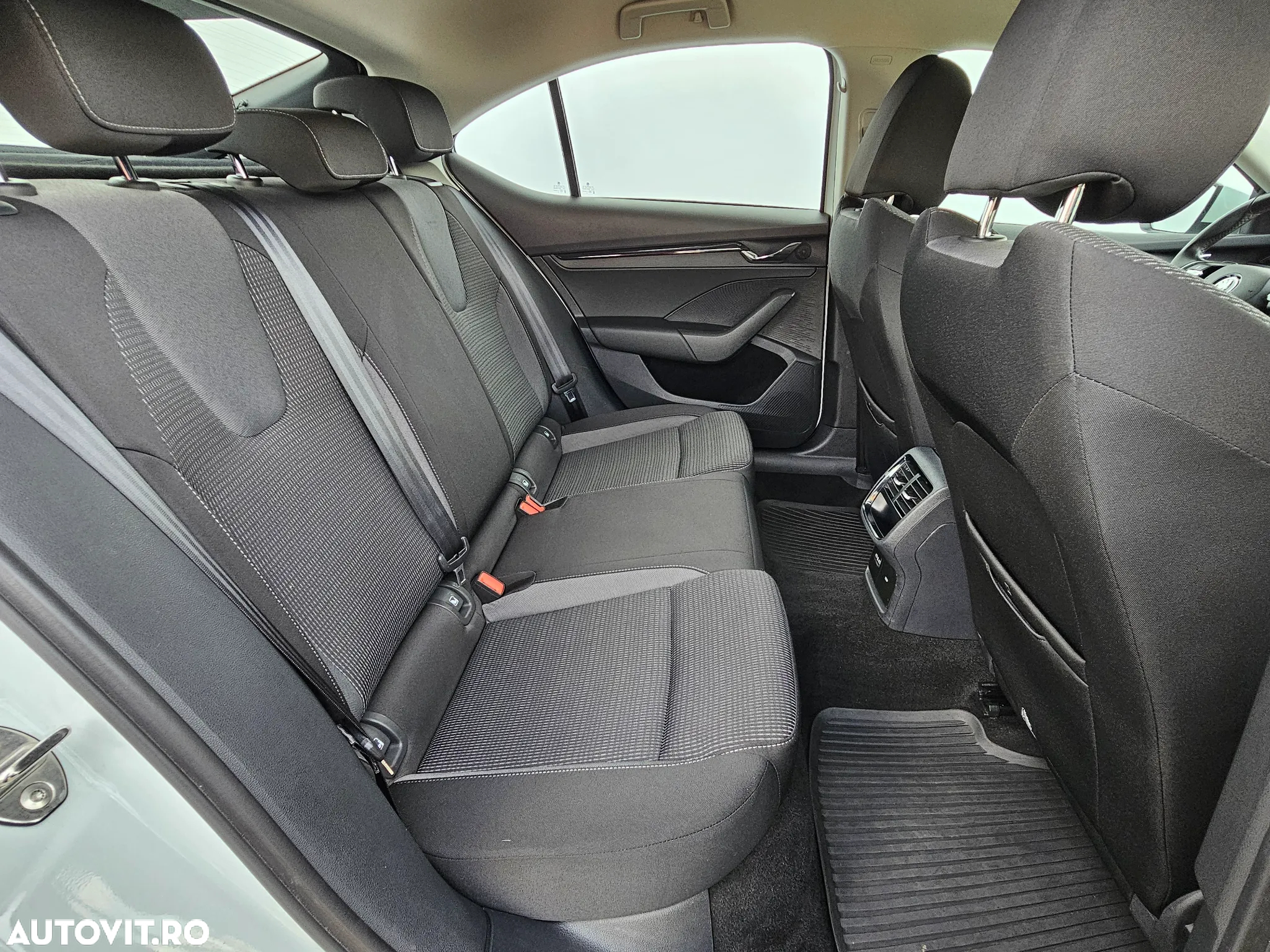 Skoda Octavia 2.0 TDI DSG Ambition - 23