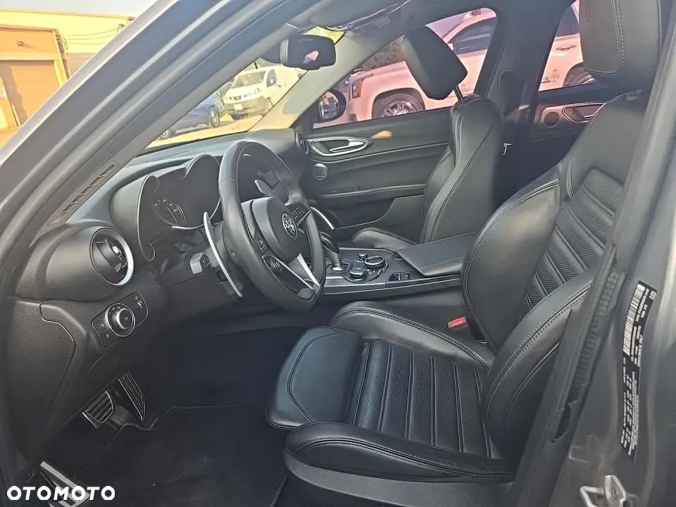 Alfa Romeo Giulia - 8