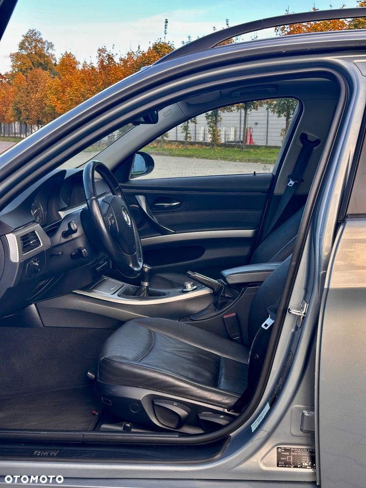 BMW Seria 3 320i Touring - 12