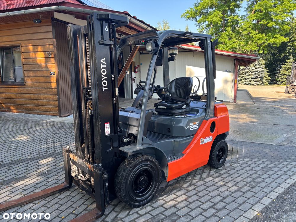 Toyota 8FGF25 diesel triplex KABINA 2022r 58500netto 4 sekcje - 3