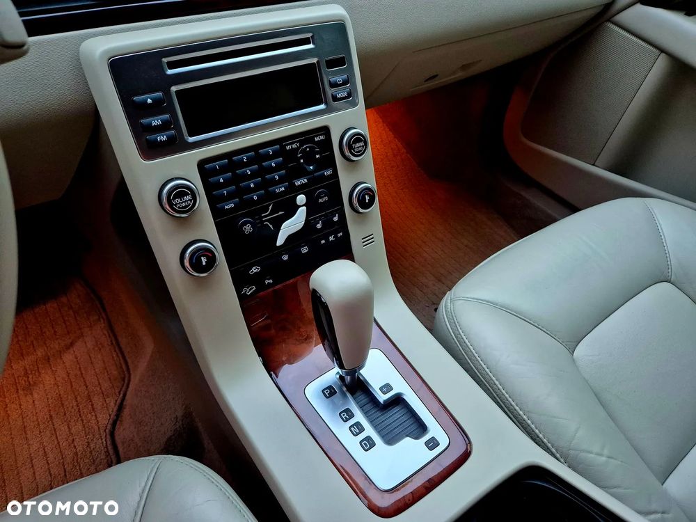 Volvo XC 70 3.2 AWD Momentum - 24