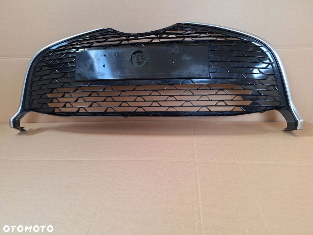 TOYOTA YARIS III LIFT 14-17 KRATKA ATRAPA ŚRODKOWA ZDERZAKA PRZÓD+CHROMY ORYG. TOYOTA 53102-0D060 / 53112-0D410 WYSYŁKA - 1