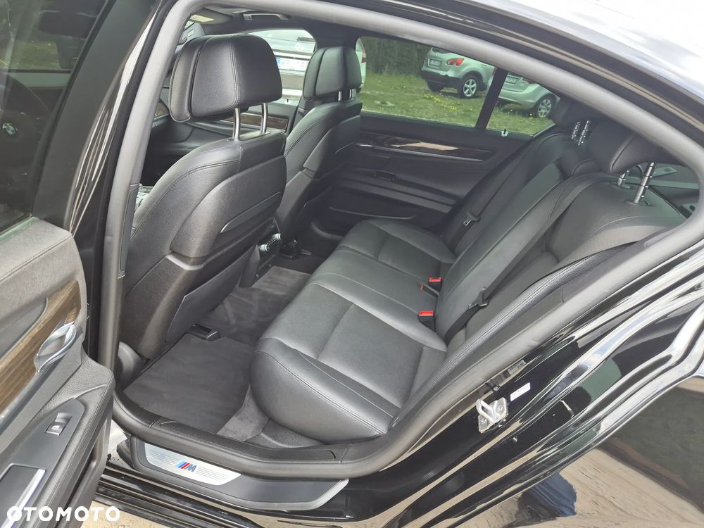 BMW Seria 7 740i - 8