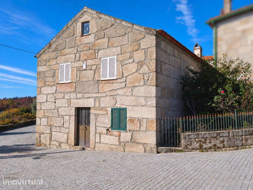 Moradia em granito com espaços para reinventar e muito potencial pa... - Grande imagem: 2/24