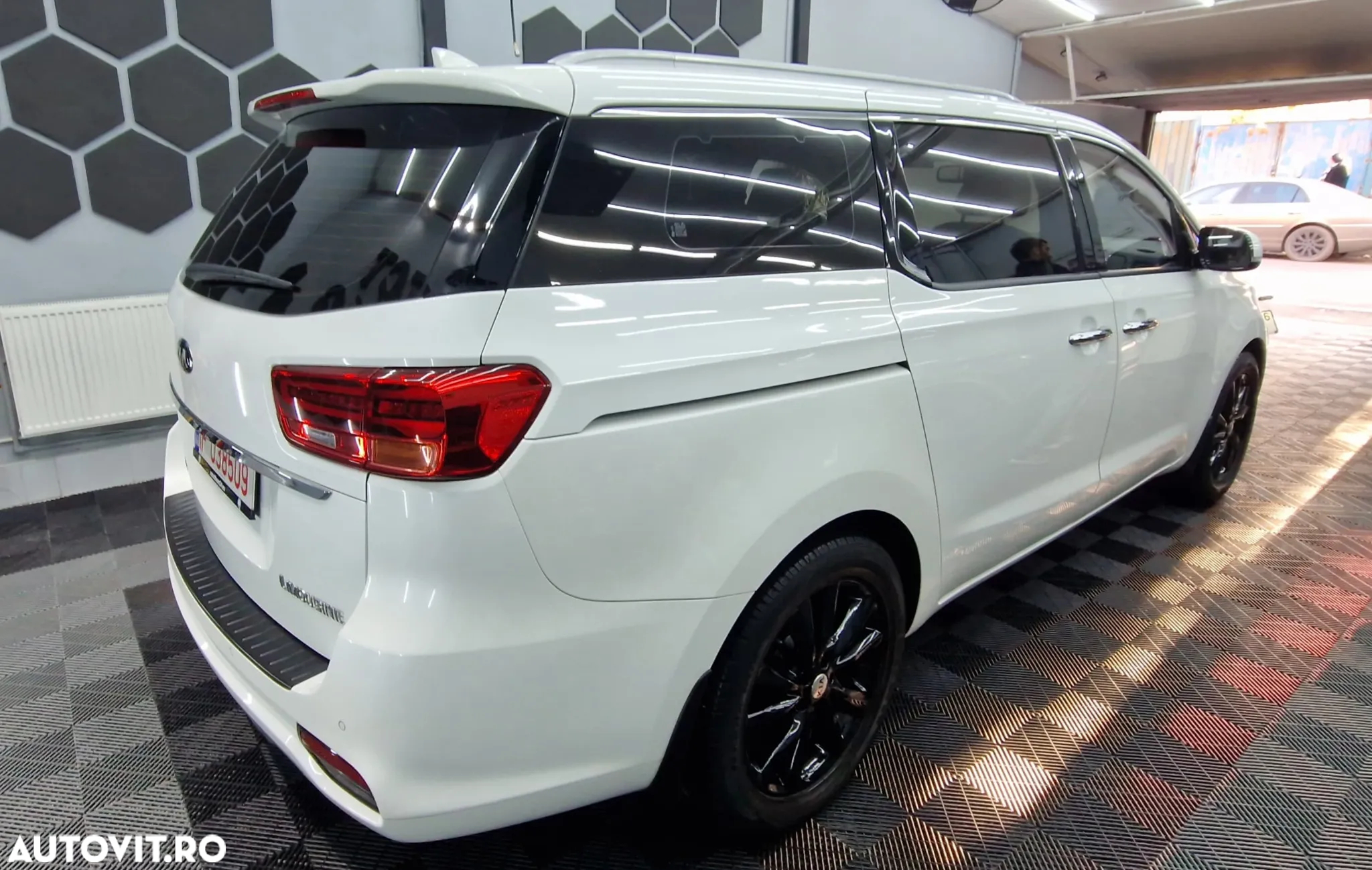 Kia Carnival - 3