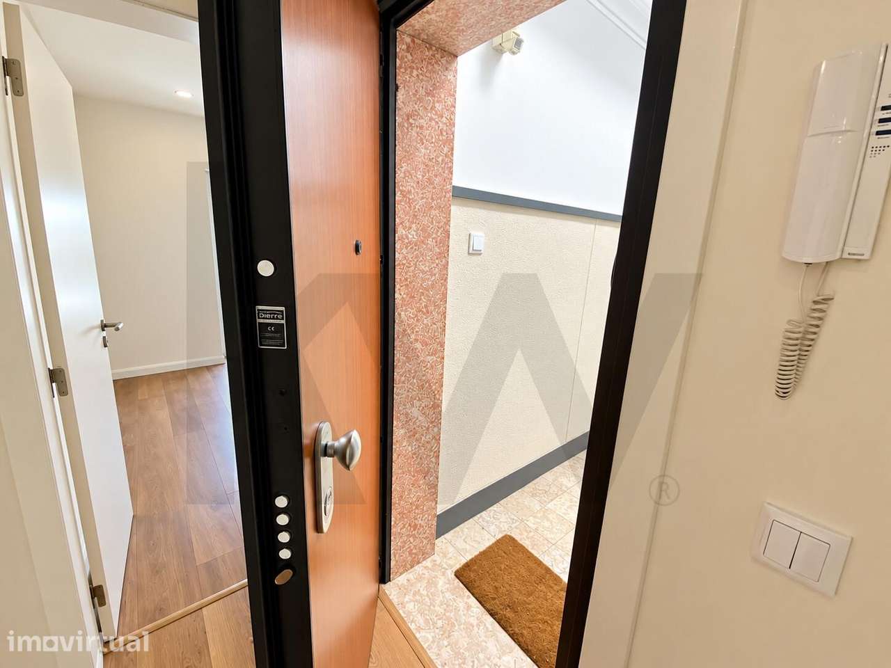 T2 Remodelado com 2 Varandas | Rua 9 de Abril – Amadora - Grande imagem: 2/26