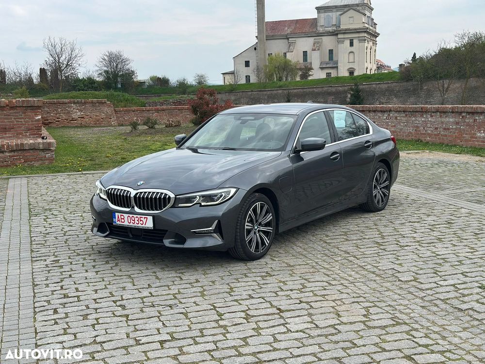 BMW Seria 3 330e Aut. Luxury Line - 2