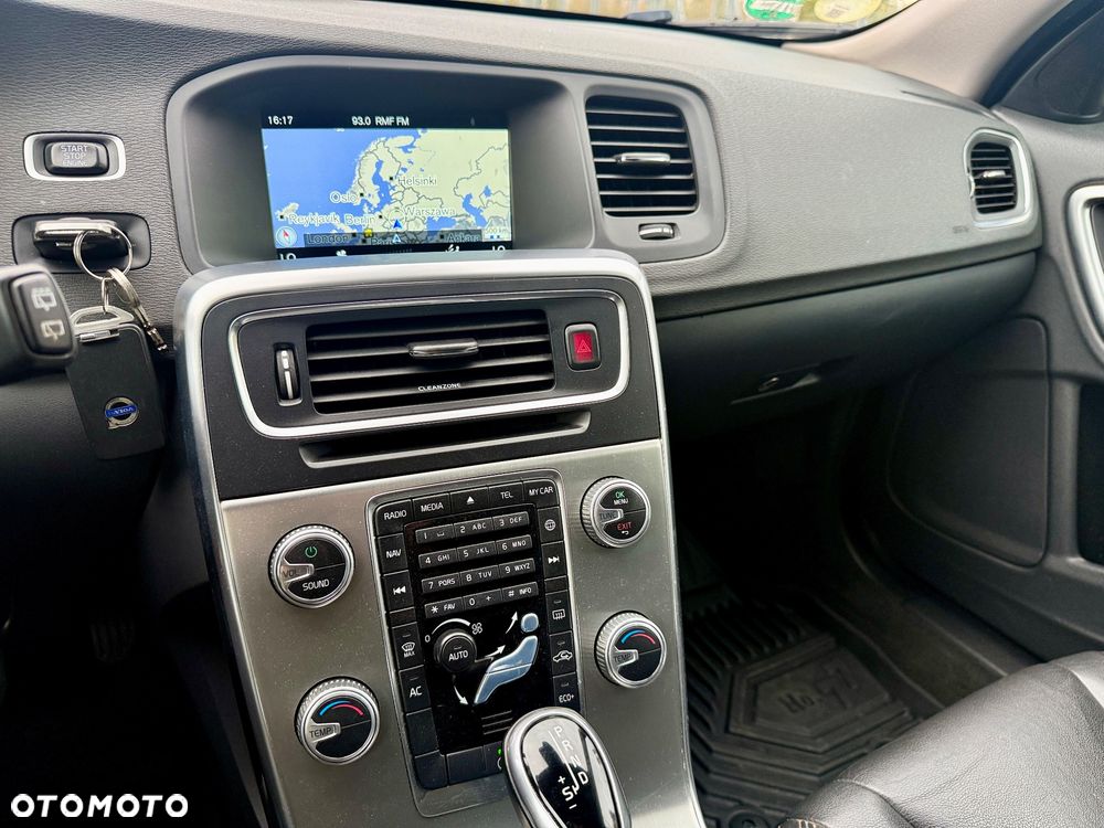 Volvo V60 Cross Country - 16