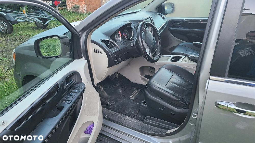 Chrysler Town & Country - 5