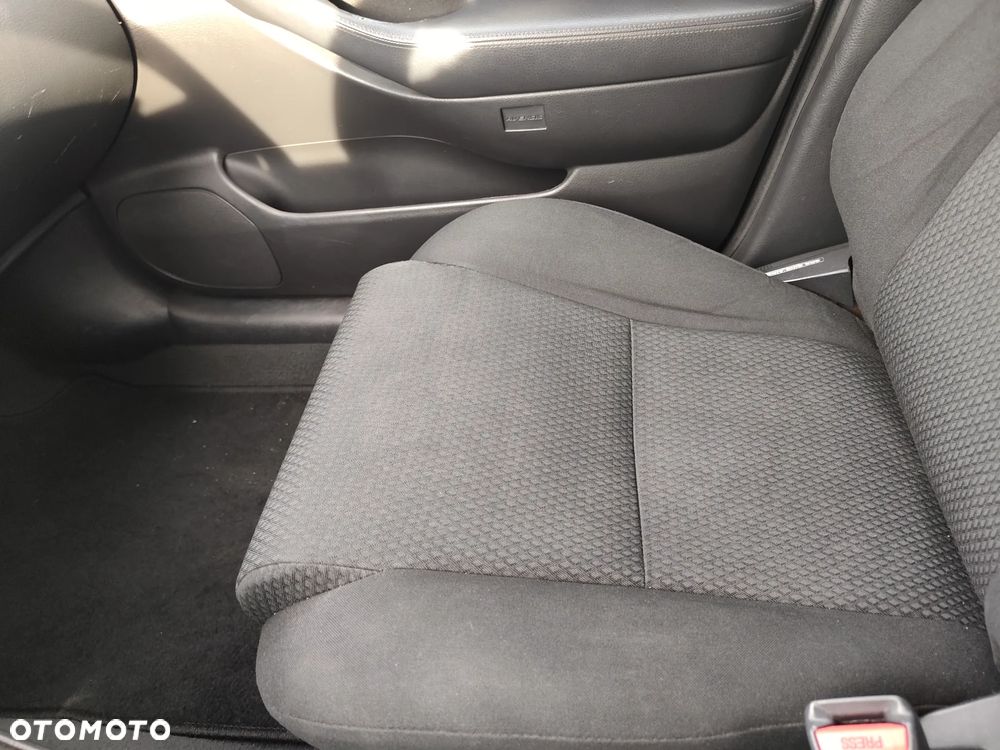 Toyota Avensis 1.6 VVT-i Luna - 19