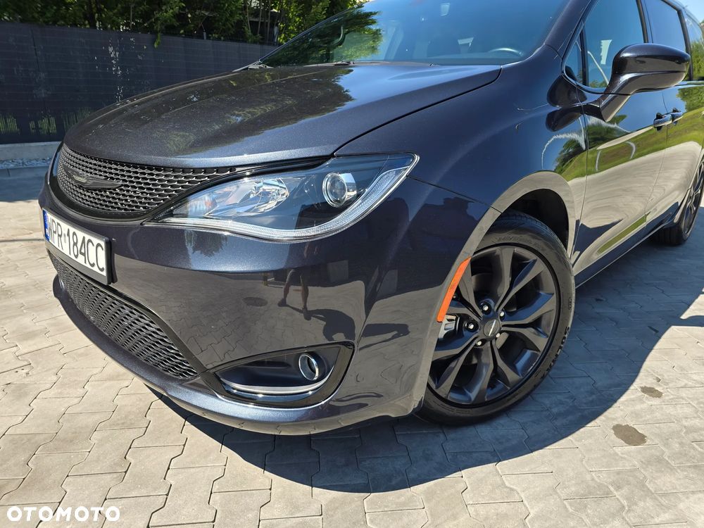 Chrysler Pacifica - 11