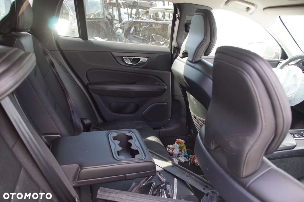 Auto na części - Volvo V60 II 2.0 D4 190 KM D4204T14 TG-81SC 727 2019R Silnik Skrzynia Drzwi Błotnik Klapa Zderzak Lampa Lusterko Klamka Szyba Deska Kokpit Sterownik Moduł Czujnik Licznik Wyświetlacz Panel Kierownica - 16