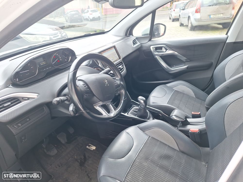 Peugeot 2008 1.2 PureTech Allure - 12