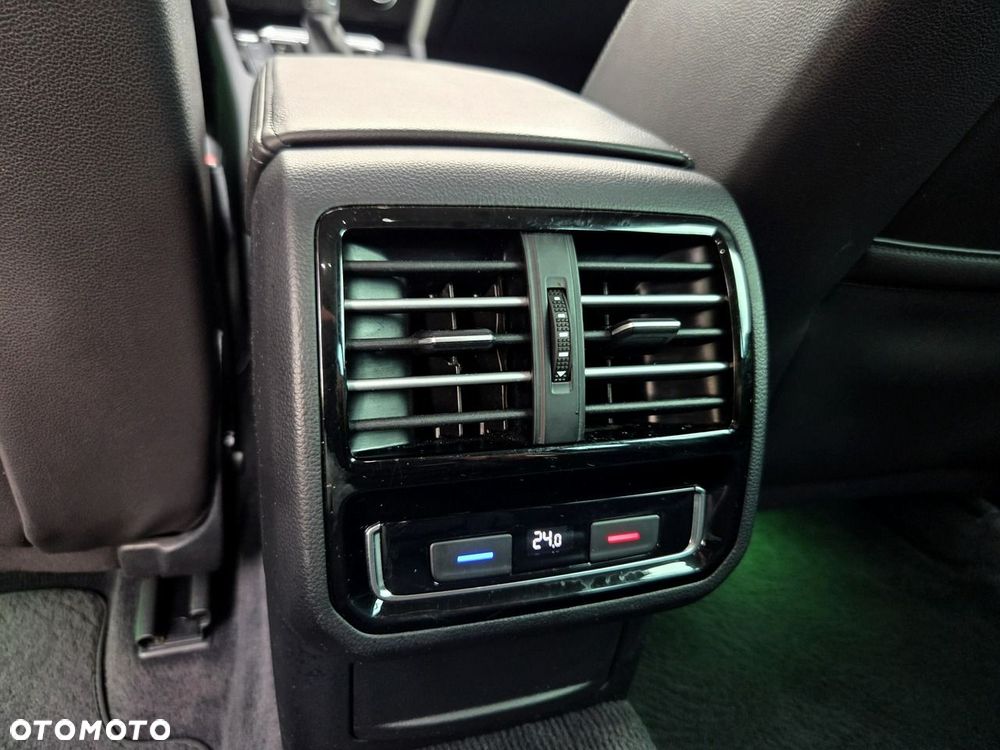 Volkswagen Passat Variant 2.0 TDI SCR 4Motion DSG Elegance - 25