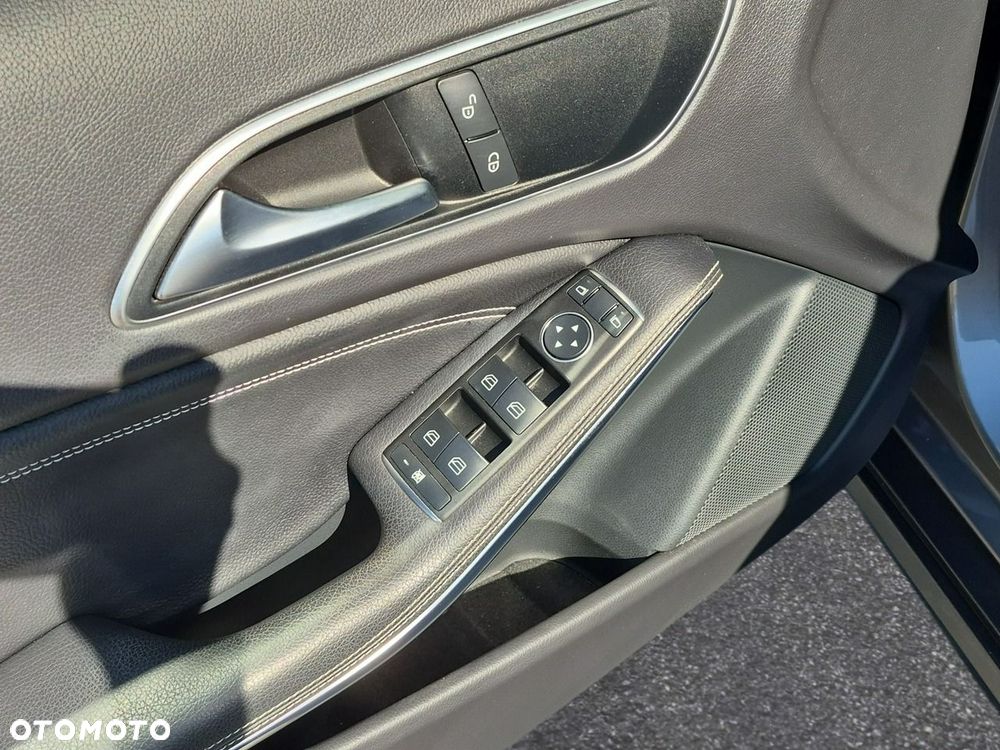 Mercedes-Benz GLA 180 7G-DCT - 17