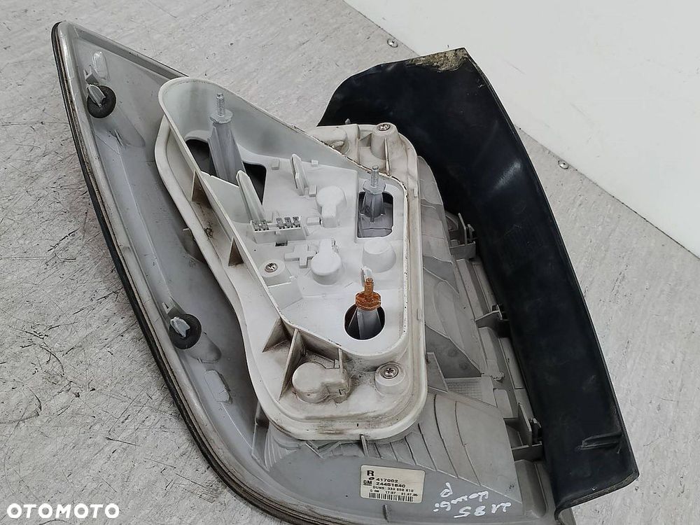 LAMPA TYLNA PRAWA OPEL ASTRA H 417002  24451840 KOMBI - 3