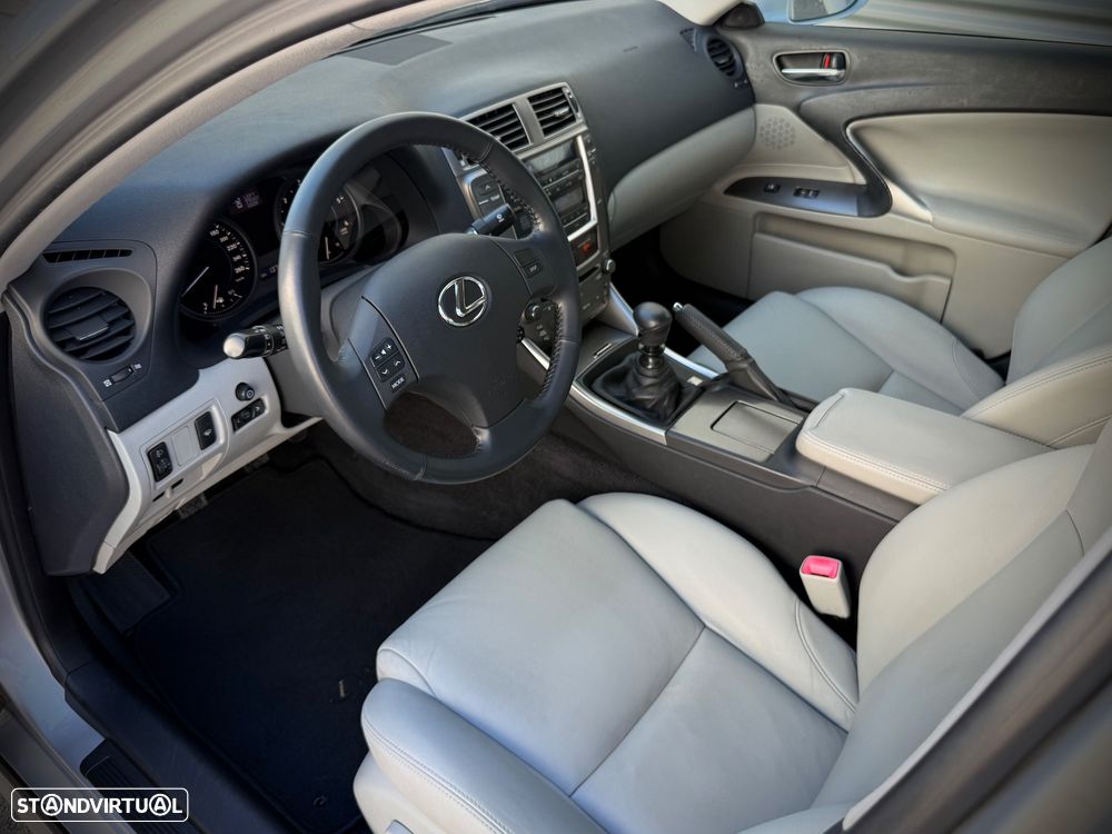 Lexus IS 220 d P.Luxury 4D - 7