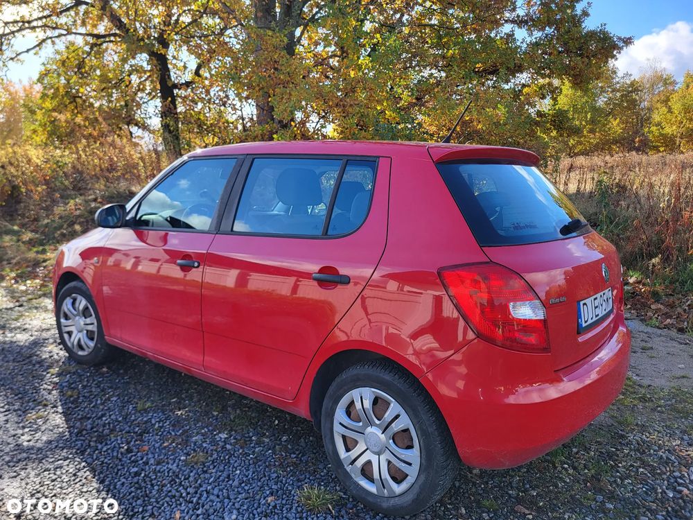 Skoda Fabia 2011 photo 2