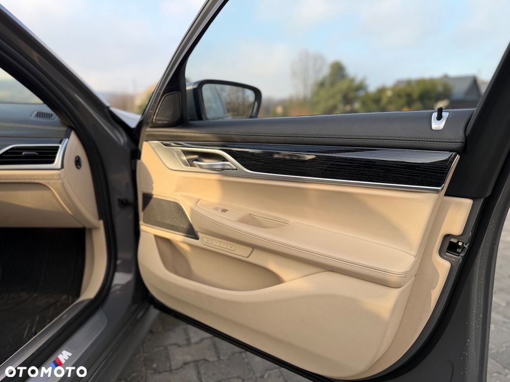 BMW Seria 7 730d xDrive mHEV - 26
