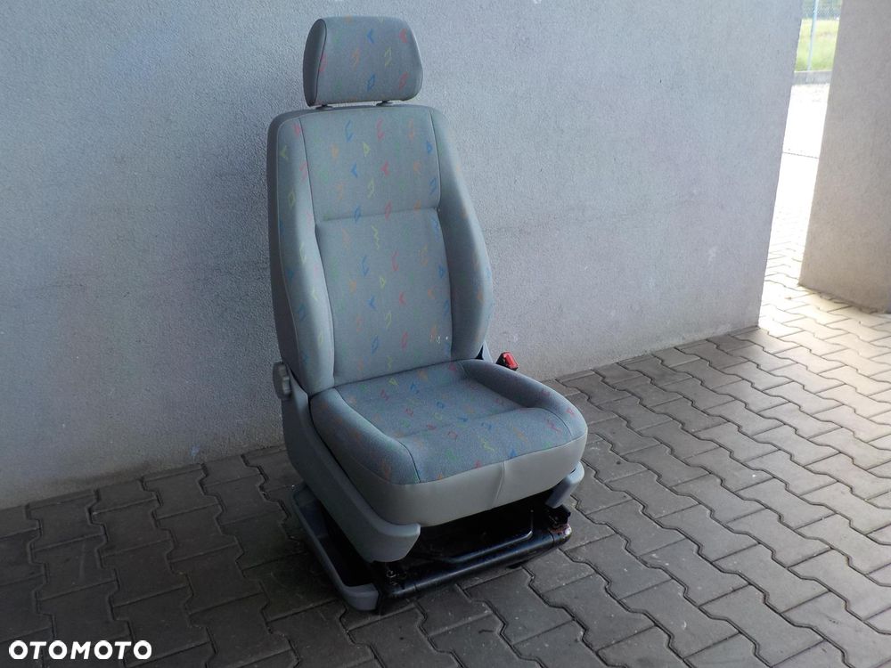VW T5 FOTEL PRAWY PASAŻERA Z PODSTAWĄ INKA - 1