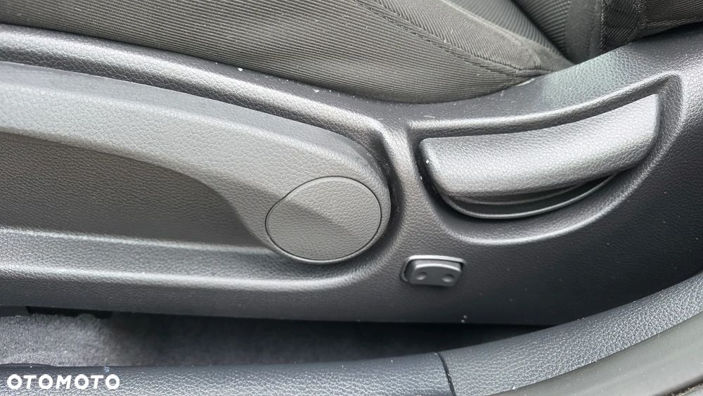 Hyundai i40 Kombi blue 1.6 Family - 14