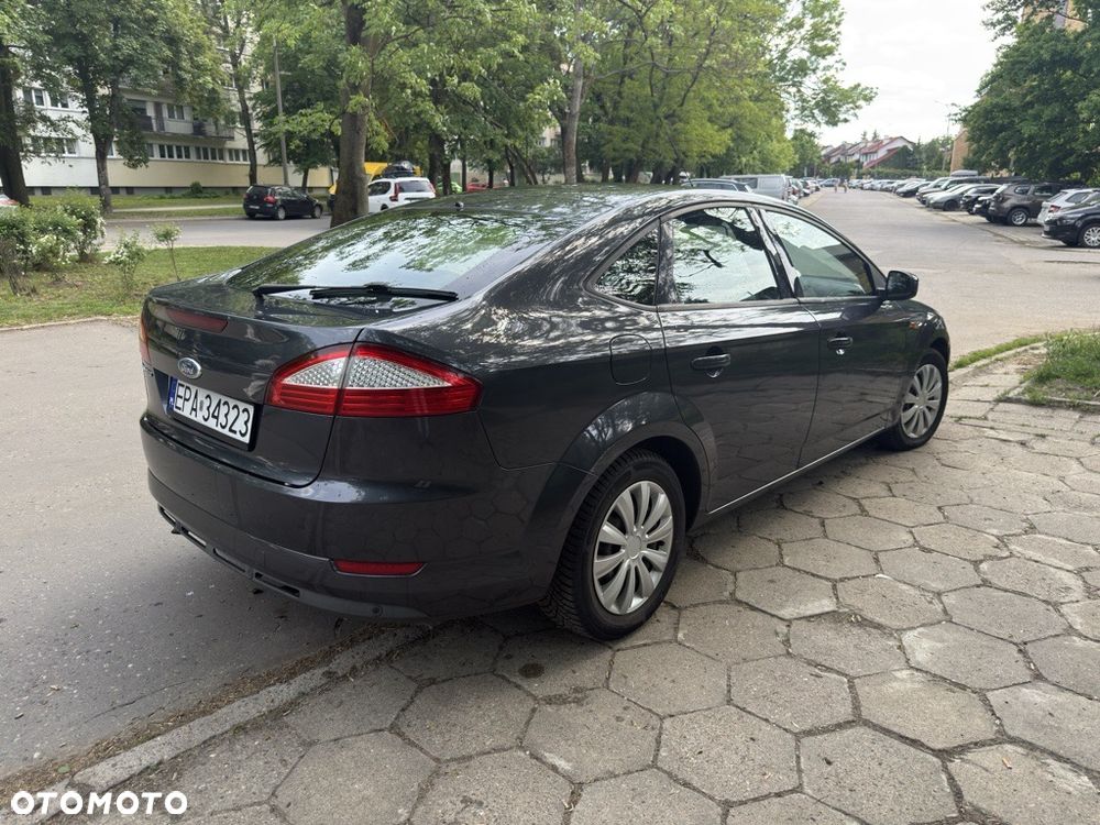 Ford Mondeo 2.0 Ghia - 10