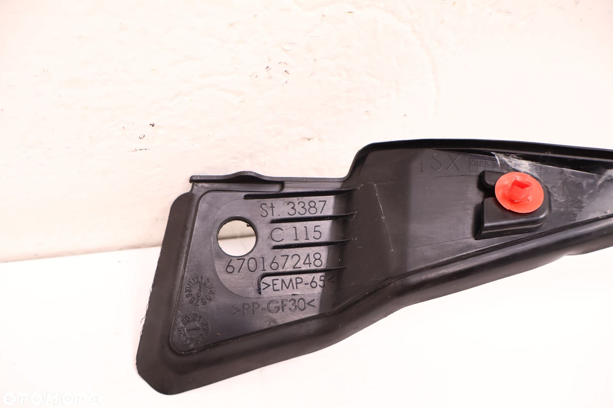 MASERATI GRECALE LISTWA SZYBY CZOŁOWEJ LEWA 670167248 - 7