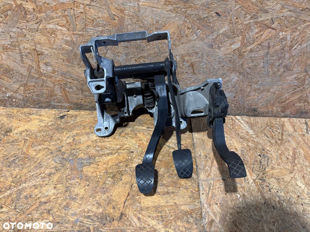 AUDI Q5 Mocowanie stelaż pedałów 8K2721117