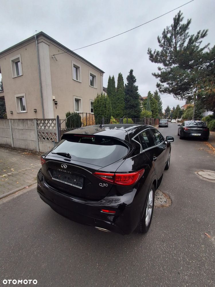 Infiniti Q30 2016 photo 2