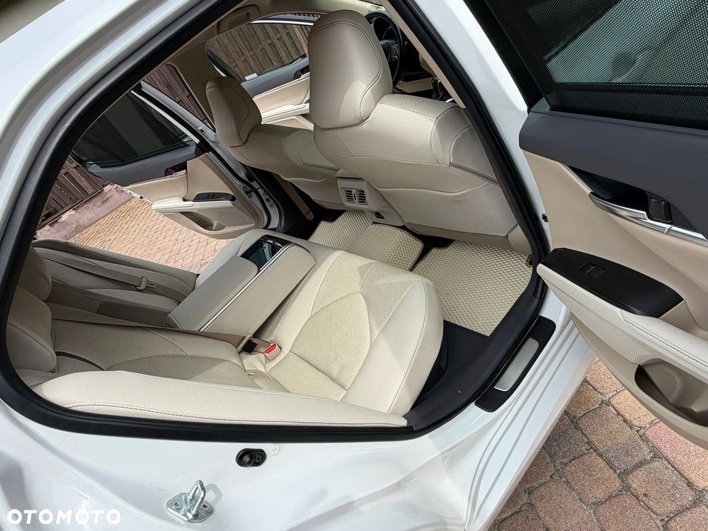 Toyota Camry 2.5 Hybrid Executive CVT - 11