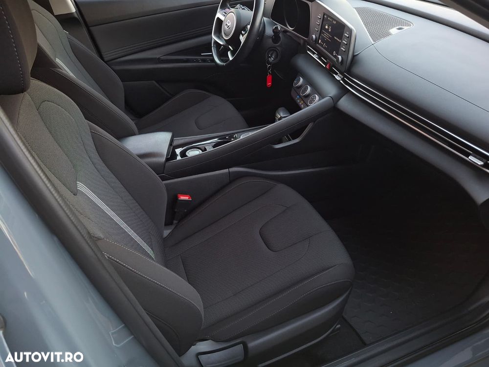 Hyundai Elantra - 11