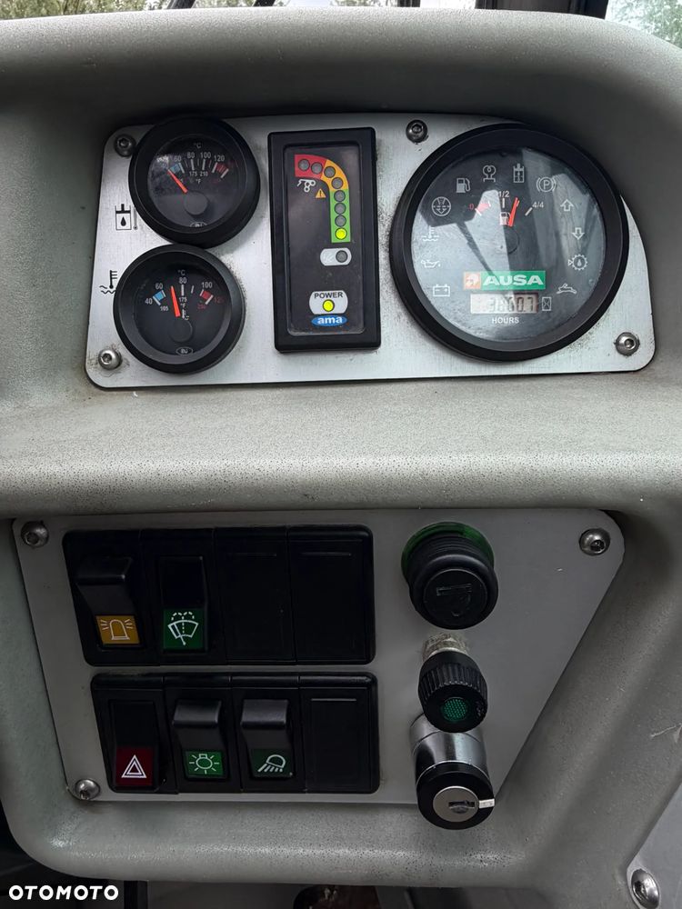 Ausa T204 H. JAPOŃSKA Ładowarka Teleskopowa 4,2 metra Wysuw. Udźwig 2,2 tony. Rozsuwanie wideł HYDRAULICZNE.  Maszyna Jak Nowa z Salonu. Pochodzi z Gospodarstwa Norweskiego! 2017rok. przebieg tylko 3800mtg. Silnik Kubota 4cylindry!  ZERO ZUŻYCIA ORYGINAŁ.  Ani Deka luzów i wycieków. Aktualna DEKRA BMWT. Bardzo mały i zgrabny sprzęt o potężnej wydajnośći. Opony Nowe! Szybka wolna jazda. 3 tryby skrętu! Pełne sterowanie z dżojstika! Wersja Norweska! Kilka dodatkowych wyjść Hydraulicznych! Jazda Hydrostatic Wielka Okazja - 26