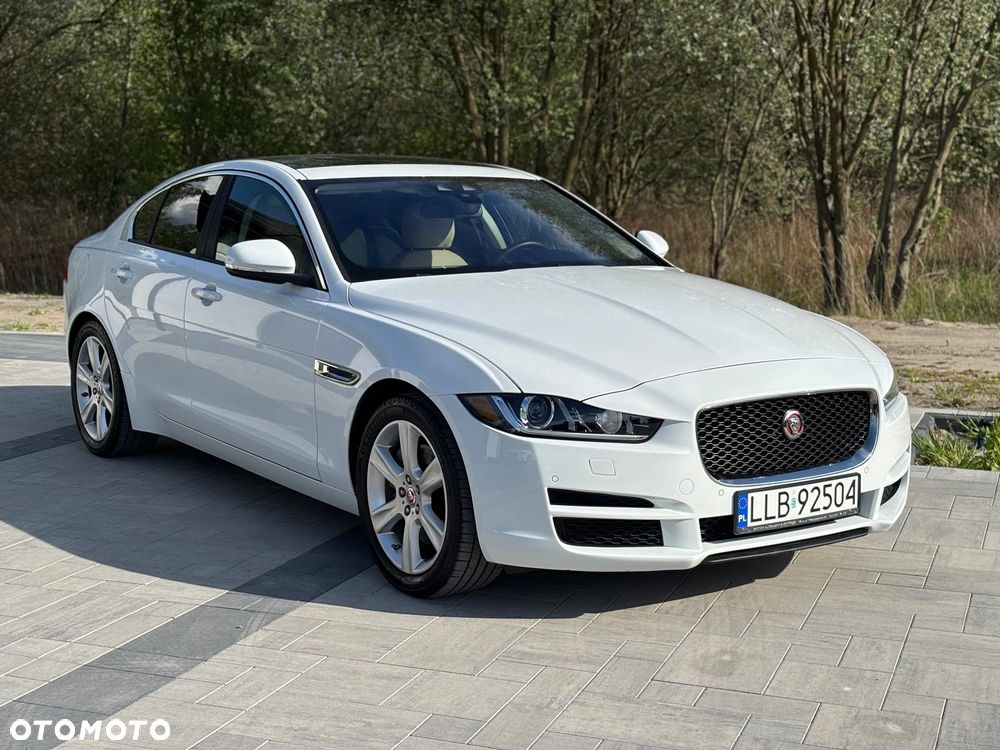 Jaguar XE 25t Prestige - 11