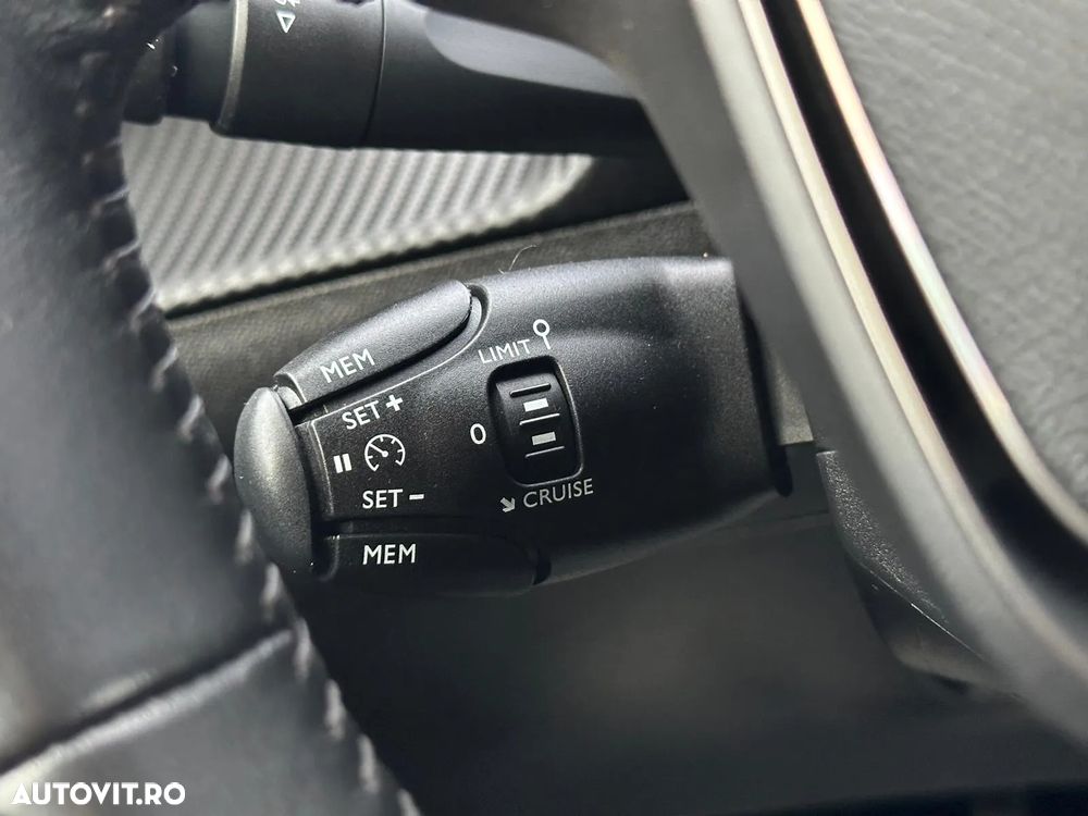 Peugeot 2008 1.2 L PureTech STT Allure - 32