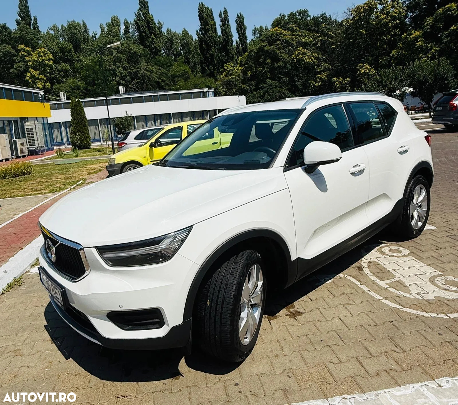 Volvo XC 40 B4 AT8 AWD Mild Hybrid Momentum Pro - 2