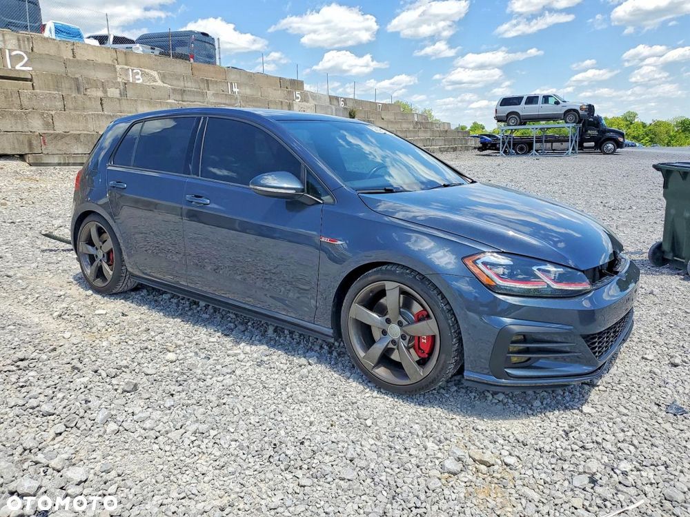 Volkswagen Golf - 1