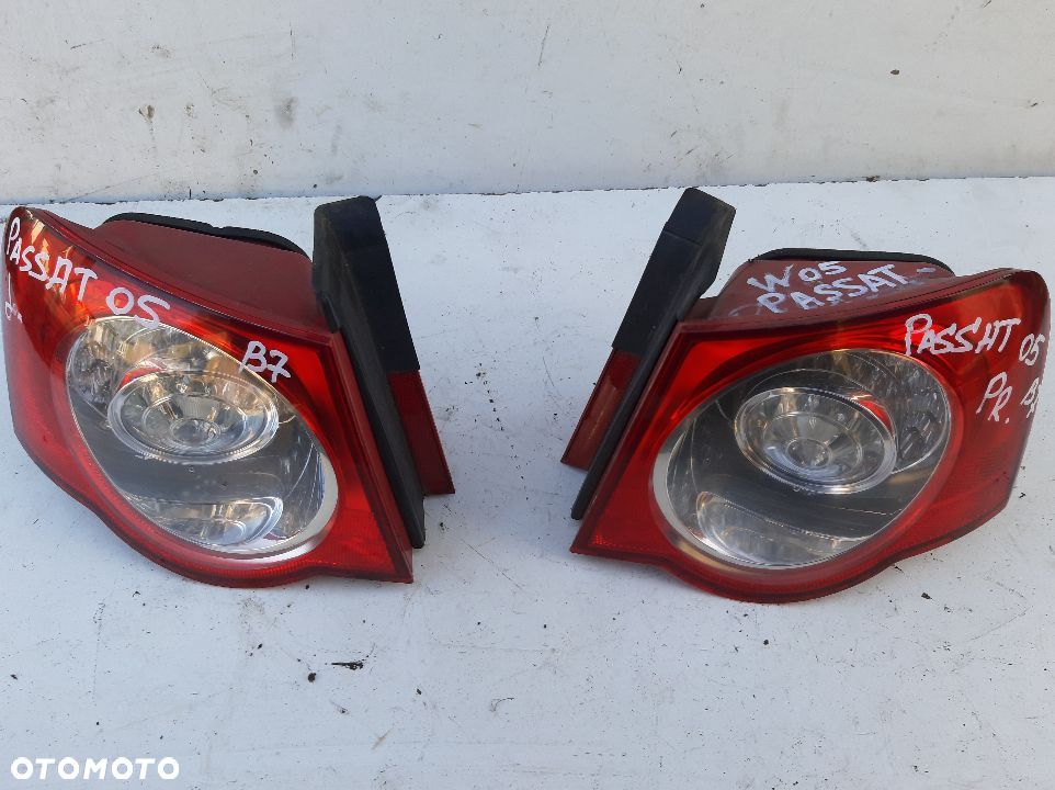 LAMPA REFLEKTOR PRAWA LEWA TYŁ VW PASSAT B6 SEDAN W BŁOTNIK - 1