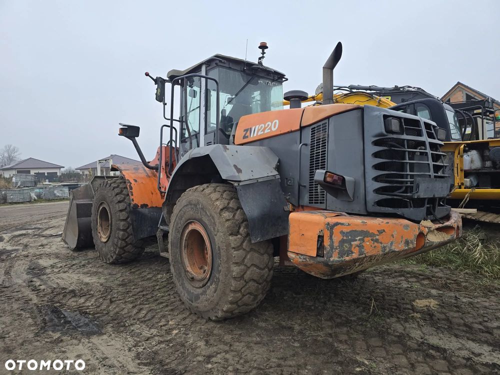 Hitachi ładowarka  Fadroma ZW220 - 6