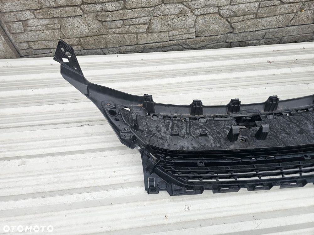 Peugeot 5008 II GRILL ATRAPA W ZDERZAK PRZÓD WERSJA NA ZWYKŁEJ LAMPIE - 8