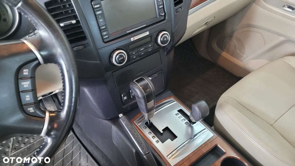 Mitsubishi Pajero - 13