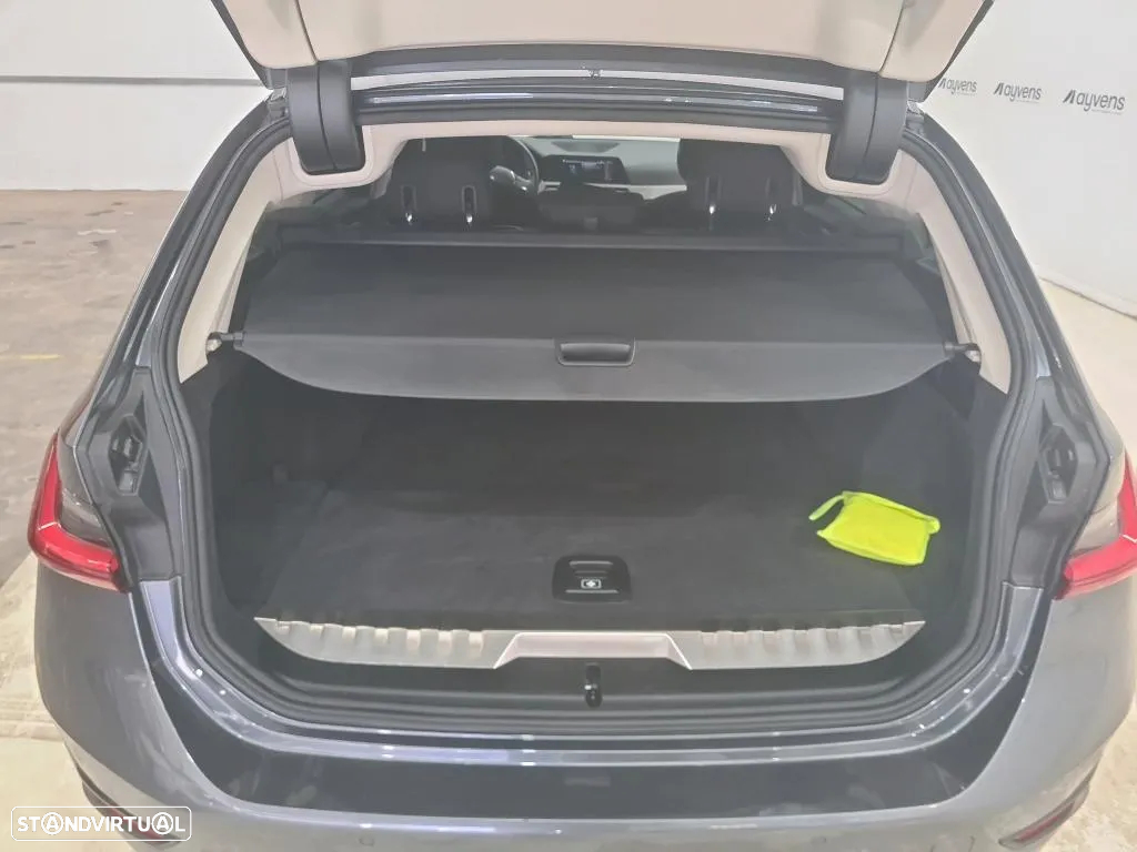BMW 330 e Touring Corporate Edition Auto - 11