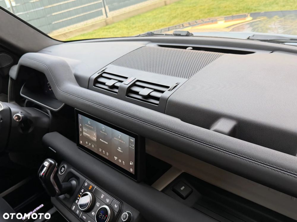 Land Rover Defender 110 D250 X-Dynamic S - 26