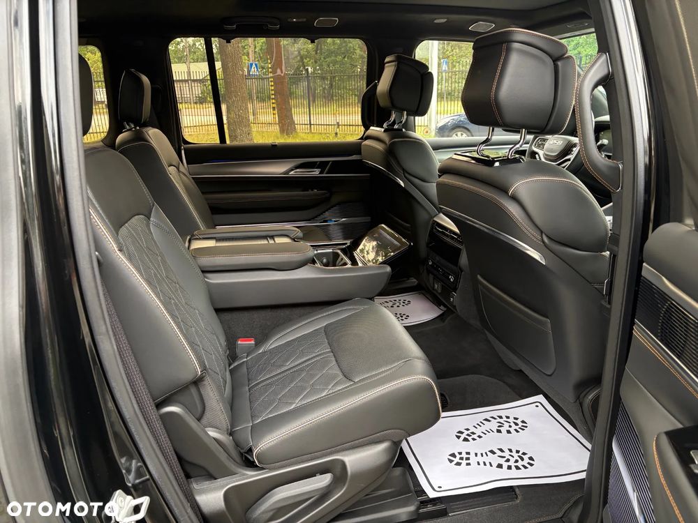 Jeep Grand Wagoneer - 23