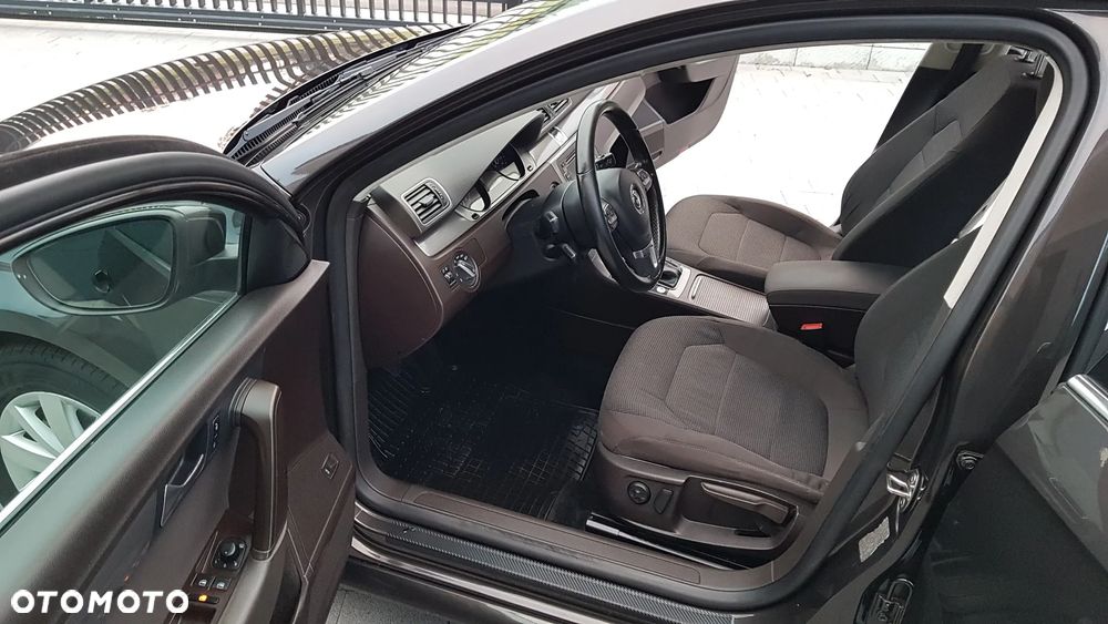 Volkswagen Passat 2.0 TDI DPF Highline - 22