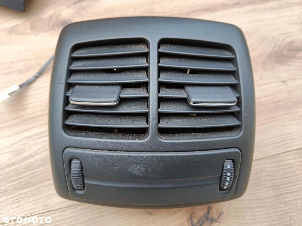 MERCEDES W211 KRATKA NAWIEWU TYLNA CZARNA