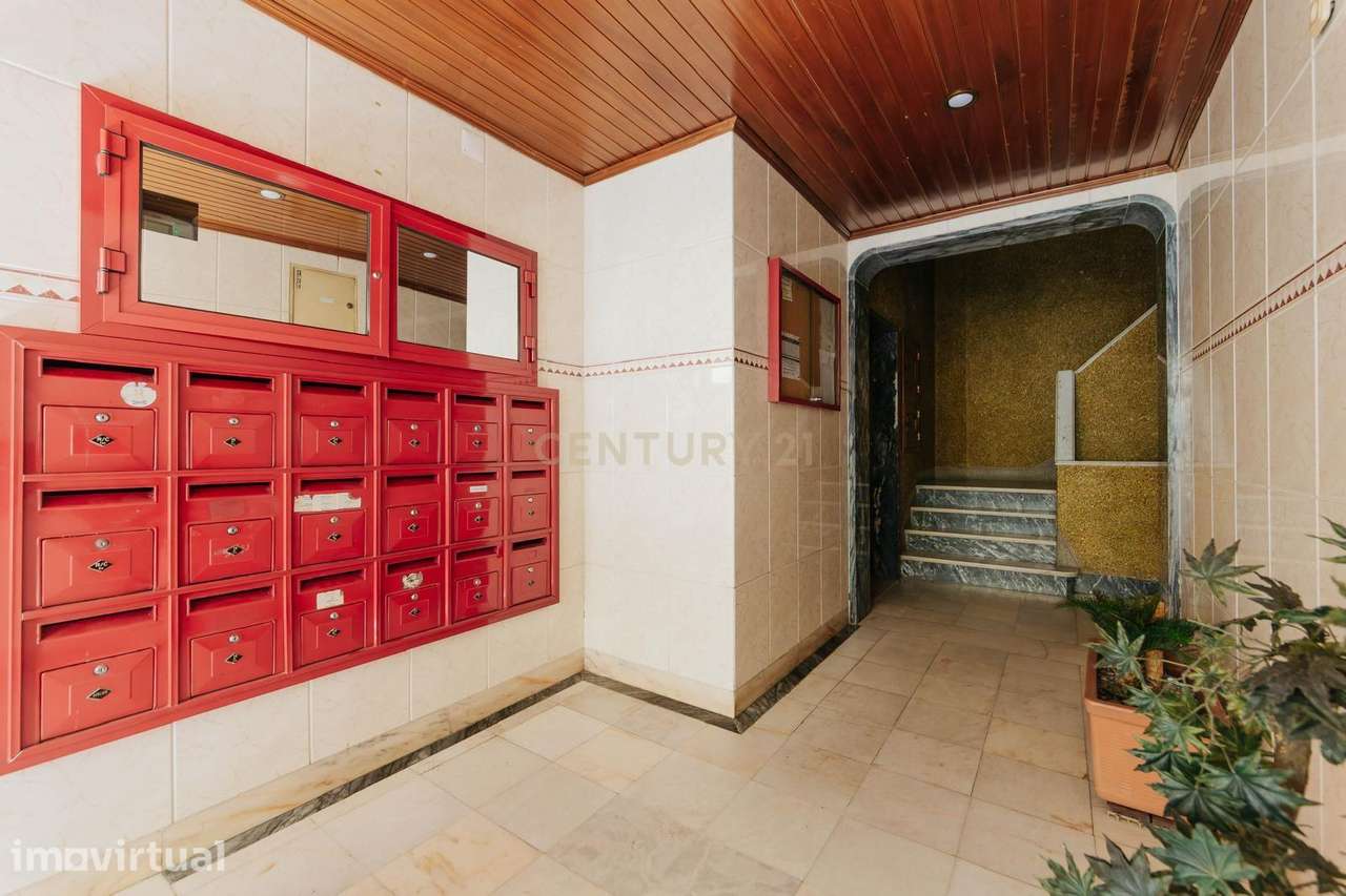 T2 Remodelado a Estrear | Prédio com Elevador + Arrecadação | Odivelas - Grande imagem: 2/18